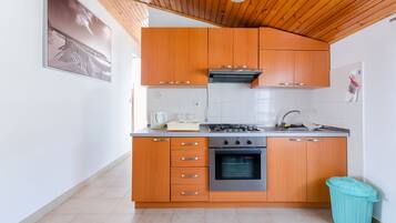 Private kitchen | Fridge, oven, stovetop, espresso maker