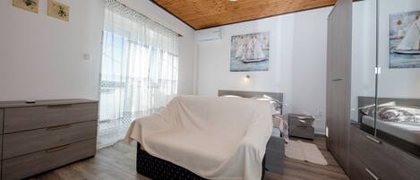 3 bedrooms, in-room safe, free WiFi