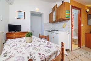 Apartamento (A6) | Cozinha privada | Geladeira, cooktop, máquina de café expresso