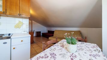 Apartamento (A6) | Cozinha privada | Geladeira, cooktop, máquina de café expresso