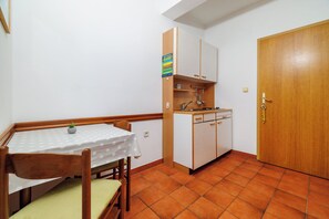 Refrigerador, placa de cocina, cafetera expreso, utensilios de cocina