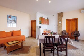 Studio (A8) | Living room