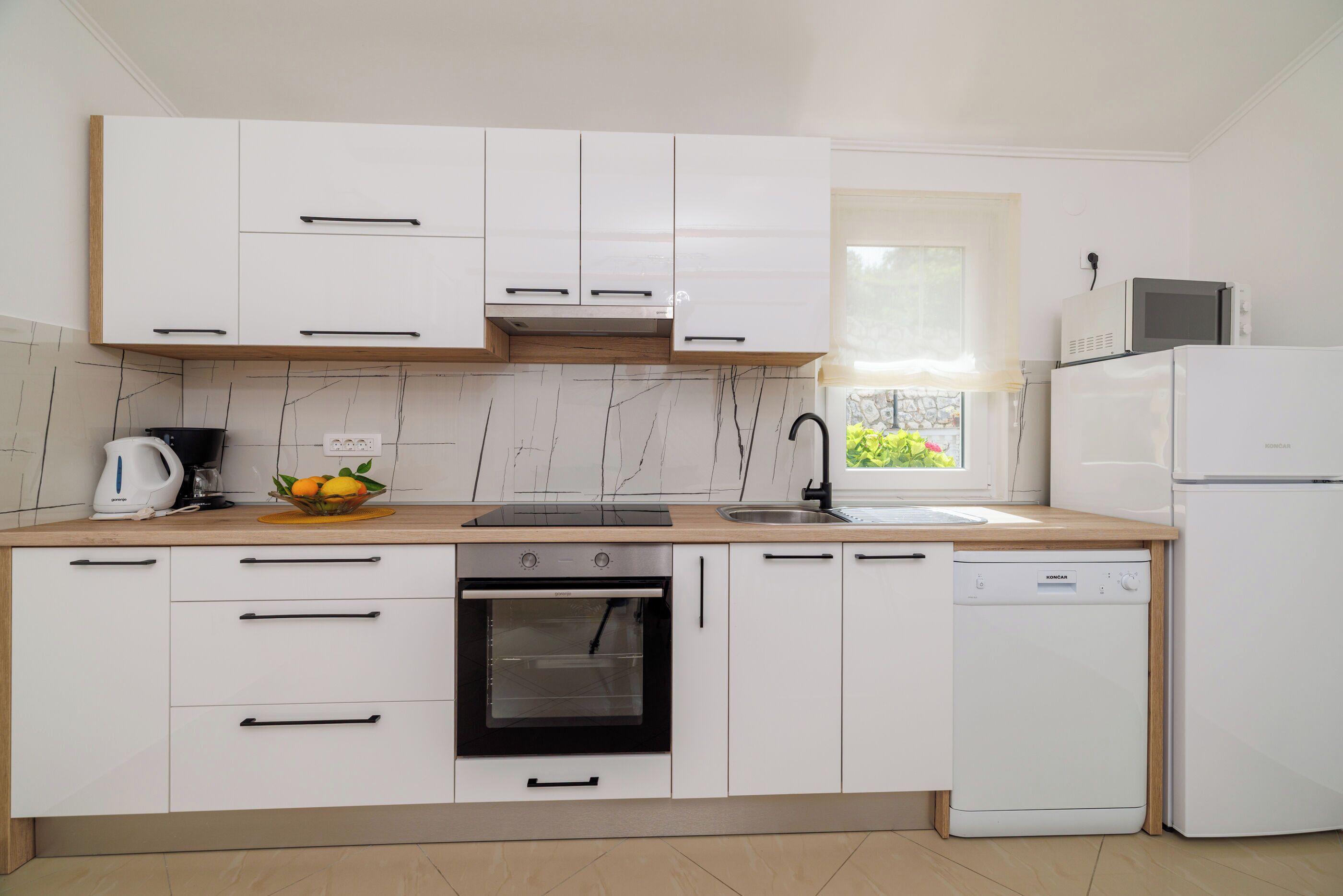 Departamento (A3) | Cocina privada | Refrigerador, microondas, horno y parrilla de estufa 