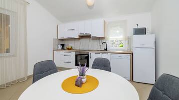 Apartment (A3) | Private kitchen | Fridge, microwave, oven, stovetop