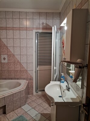 Apartment (A1) | Bathroom