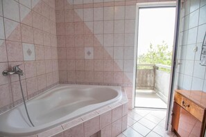 Apartment (A1) | Bathroom | Bathtub