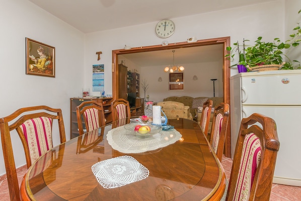 Private kitchen | Fridge, oven, stovetop, dishwasher