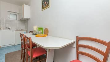 Private kitchen | Fridge, oven, stovetop, dishwasher