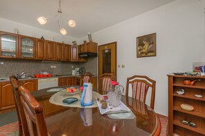 Cocina privada | Refrigerador, horno, parrilla de estufa y lavavajillas 