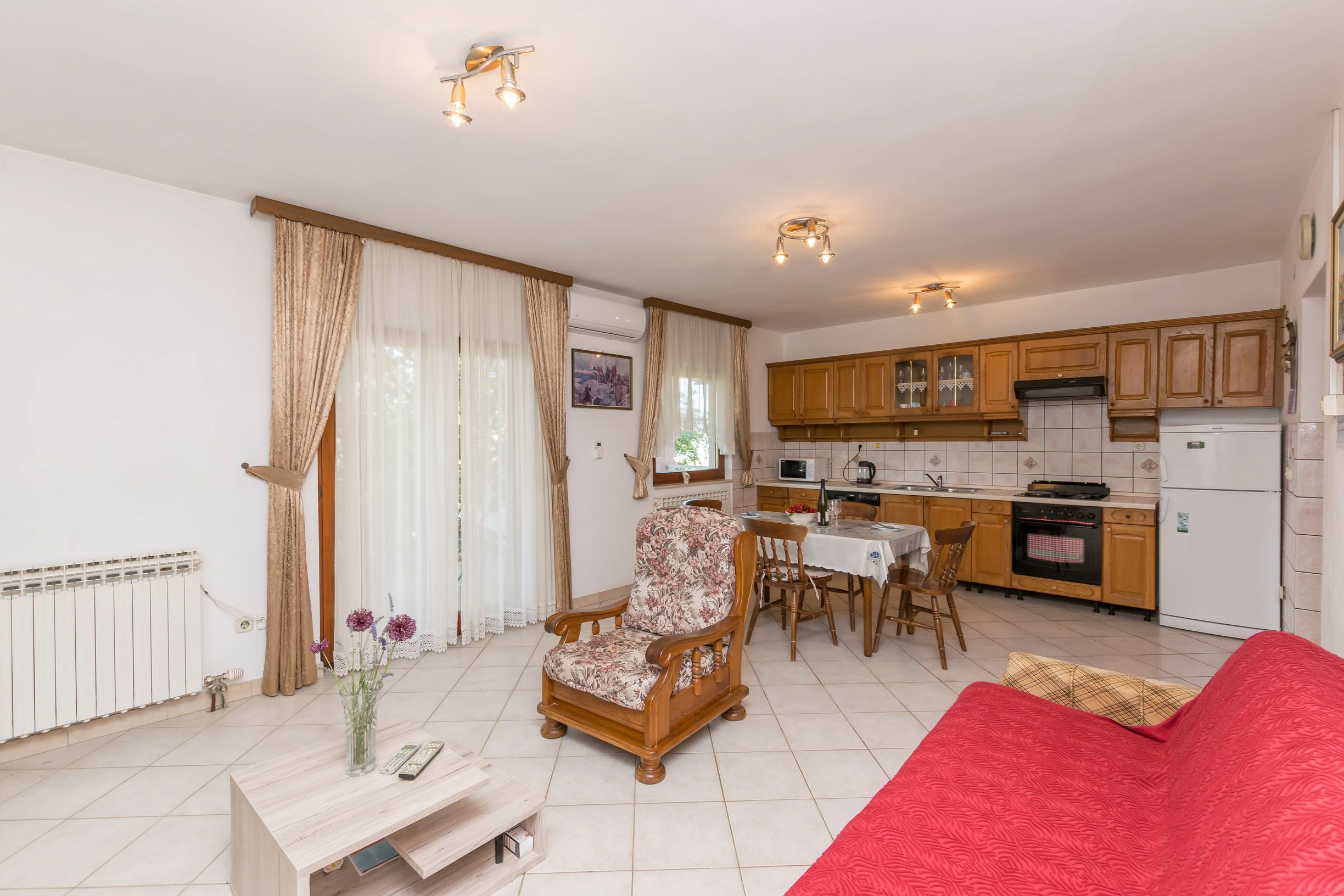 Private kitchen | Fridge, oven, stovetop, electric kettle