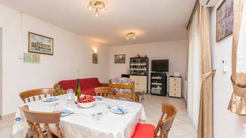 Private kitchen | Fridge, oven, stovetop, electric kettle