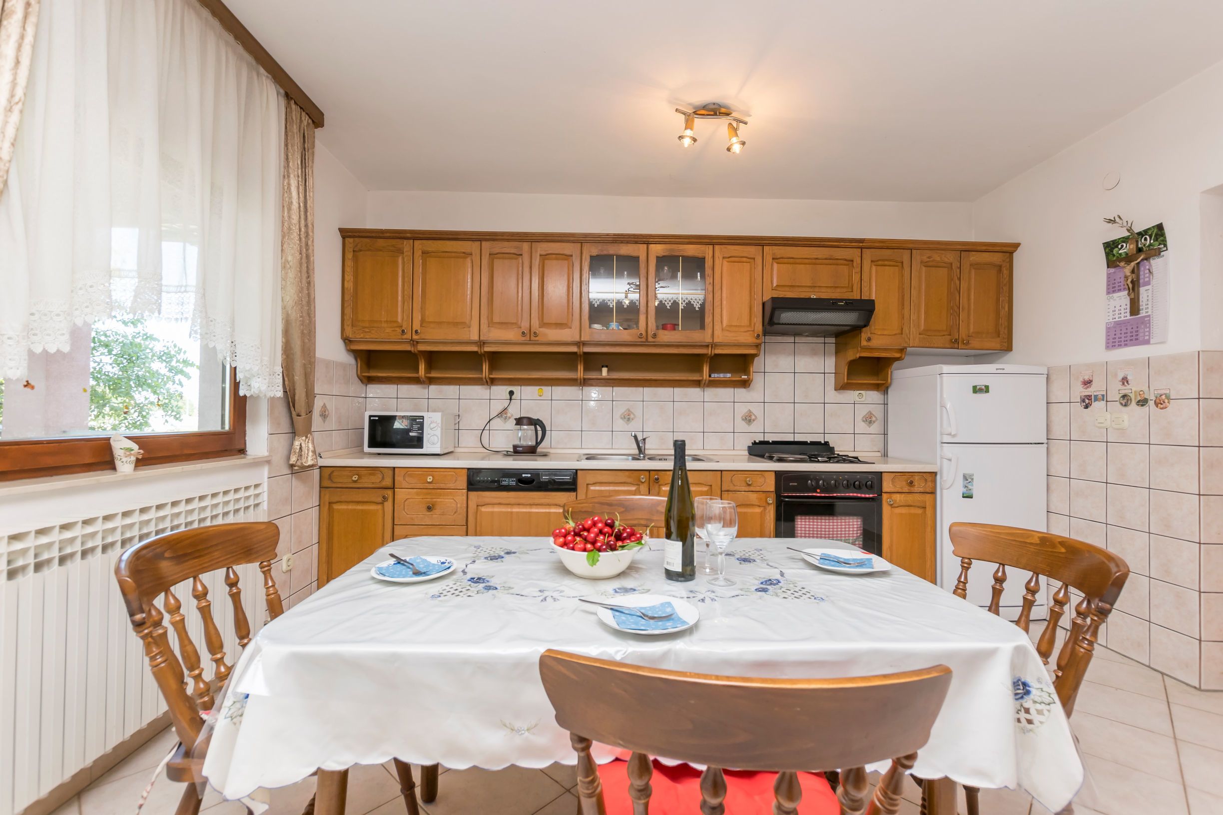 Private kitchen | Fridge, oven, stovetop, electric kettle