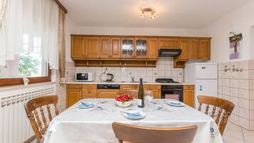 Private kitchen | Fridge, oven, stovetop, electric kettle