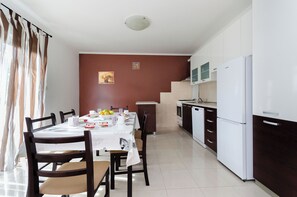Apartamento (A2) | Cocina privada | Frigorífico, horno, placa de cocina y máquina de café espresso