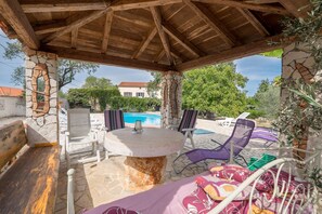 Outdoor dining - House Nina (Liznjan)