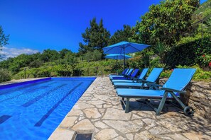 Piscine extérieure, parasols de plage, chaises longues