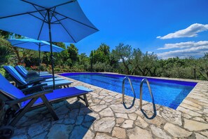 Outdoor pool, pool umbrellas, sun loungers - Apartment Josip (Krsan)