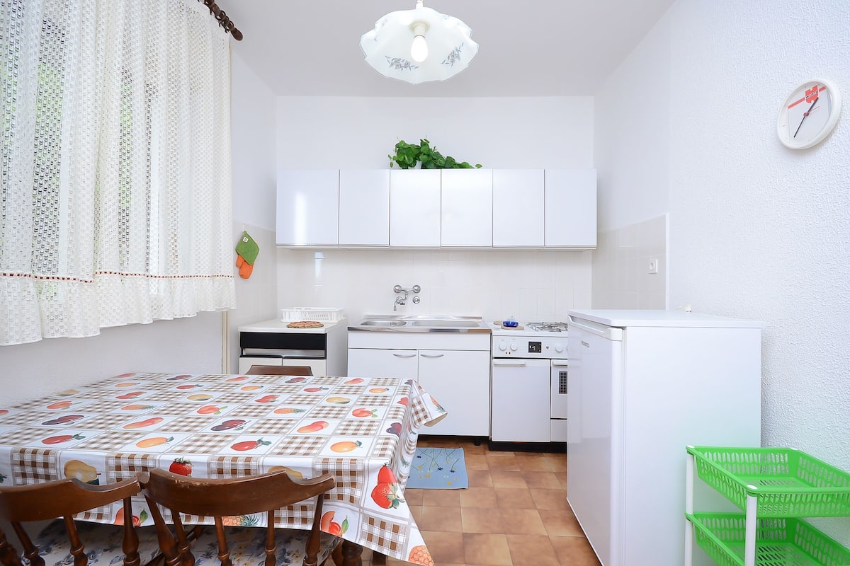 Private kitchen | Espresso maker, fridge, oven, stovetop