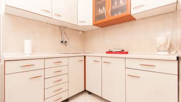 Private kitchen | Fridge, oven, stovetop, espresso maker