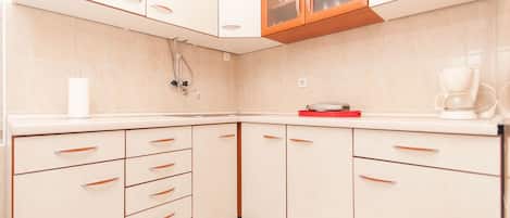 Eigene Küche | Kühlschrank, Ofen, Herdplatte, Espressomaschine