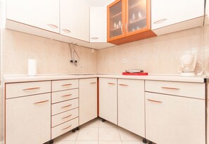 Cocina privada | Frigorífico, horno, placa de cocina y máquina de café espresso