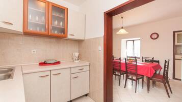 Private kitchen | Fridge, oven, stovetop, espresso maker