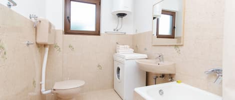 Salle de bain | Baignoire, serviettes fournies
