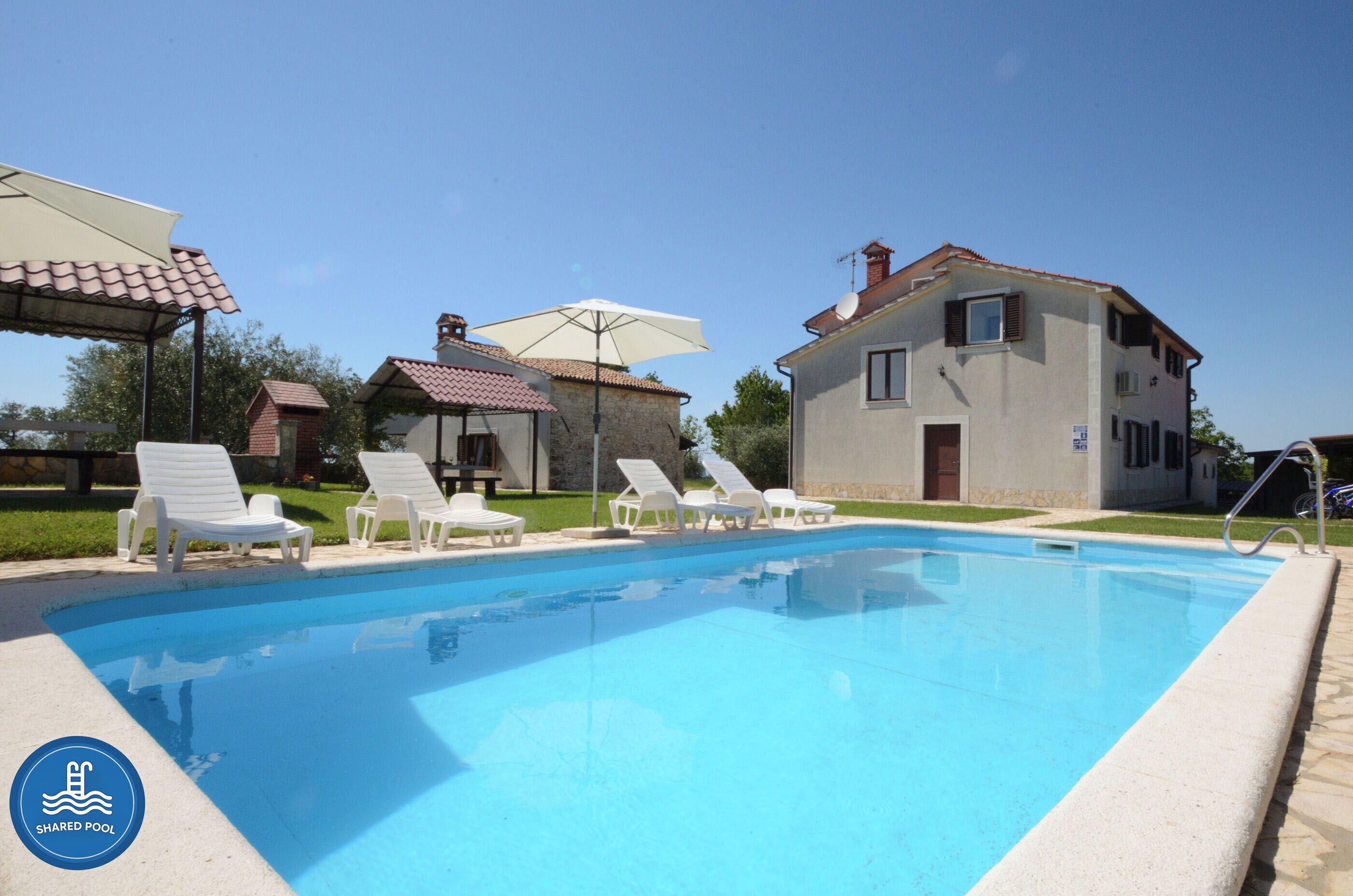 สระว่ายน้ำกลางแจ้ง, เก้าอี้อาบแดดริมสระ