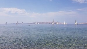 Mare calmo con barche a vela.