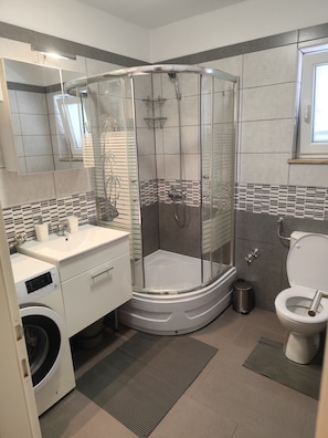 Douche, séchoir à cheveux, papier de toilette