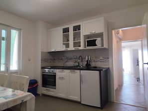 Fridge, microwave, oven, stovetop - Apartment Matija (Senj)