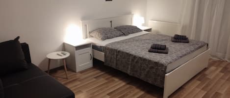 Apartment (A2) | 1 Schlafzimmer, Bügeleisen/Bügelbrett, kostenloses WLAN, Bettwäsche
