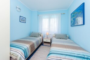 2 chambres, coffres-forts dans les chambres, fer et planche à repasser