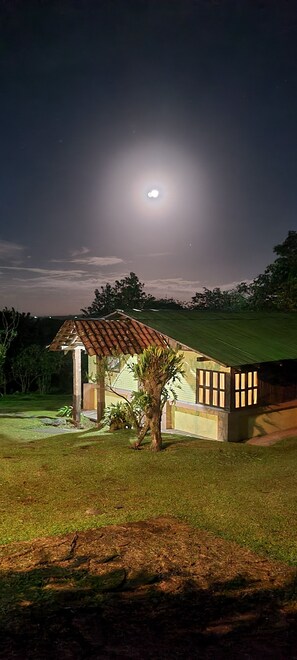 Superior Cabin, 1 Queen Bed, Refrigerator, Valley View (Chachalaca #4) | WiFi, bed sheets - Los Gallitos Eco Lodge (Sarapiquí)