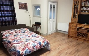 Cottage | 2 bedrooms, iron/ironing board, free WiFi, bed sheets