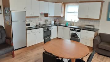 Cottage | Private kitchen | Fridge, microwave, oven, stovetop