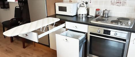 Cottage | Private kitchen | Fridge, microwave, oven, stovetop