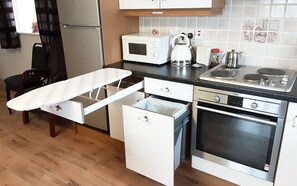 Cottage | Private kitchen | Fridge, microwave, oven, stovetop - 2 Bed Cottage - Sleeps 6 - Parking - Wifi (Enniscrone)