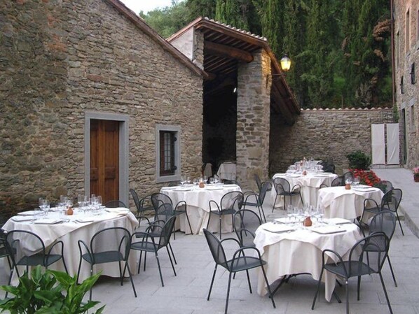 Outdoor banquet area - Badia di Pomaio (Arezzo)