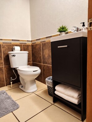 Junior Suite | Bathroom | Shower, free toiletries, towels, soap - Casa Real Cortés (Mineral del Monte)