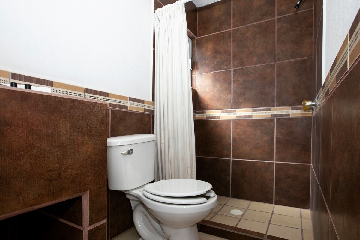 Dusche, kostenlose Toilettenartikel, Handtücher, Seife