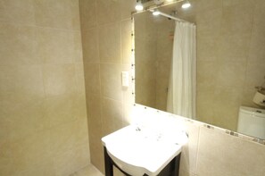 Huoneisto, 2 makuuhuonetta, parveke | Kylpyhuone | Suihku, sadesuihkupää, bidee, pyyhkeet