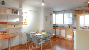 Apartment, 2 Bedrooms, Balcony | Ruang tamu