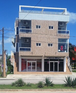 Vista frontal de la propiedad