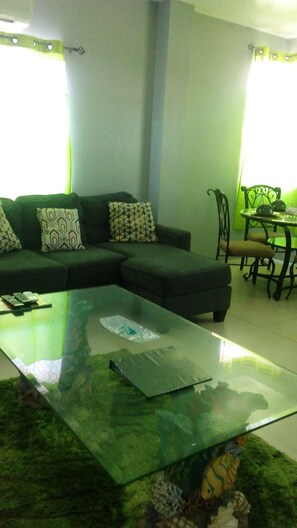 Apartamento familiar, cocina básica (Seashell) | Zona de estar | Una Smart TV, Netflix