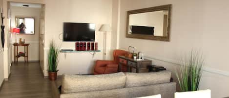 شقة - بشرفة | غرفة المعيشة | تلفزيون بشاشة مسطحة