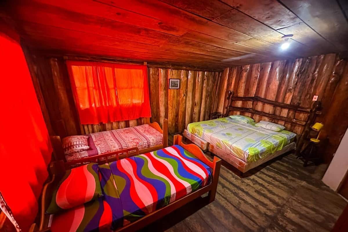 Chalet rustique Deluxe | Ameublement unique, bureau, espace de travail pour ordinateurs portables