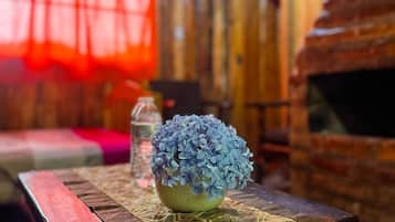 Muebles diferentes, escritorio y espacio para trabajar con laptop