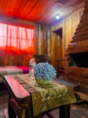 Deluxe Cabin | Individually furnished, desk, laptop workspace, bed sheets - Cabañas Alla Arriba (La Palma)