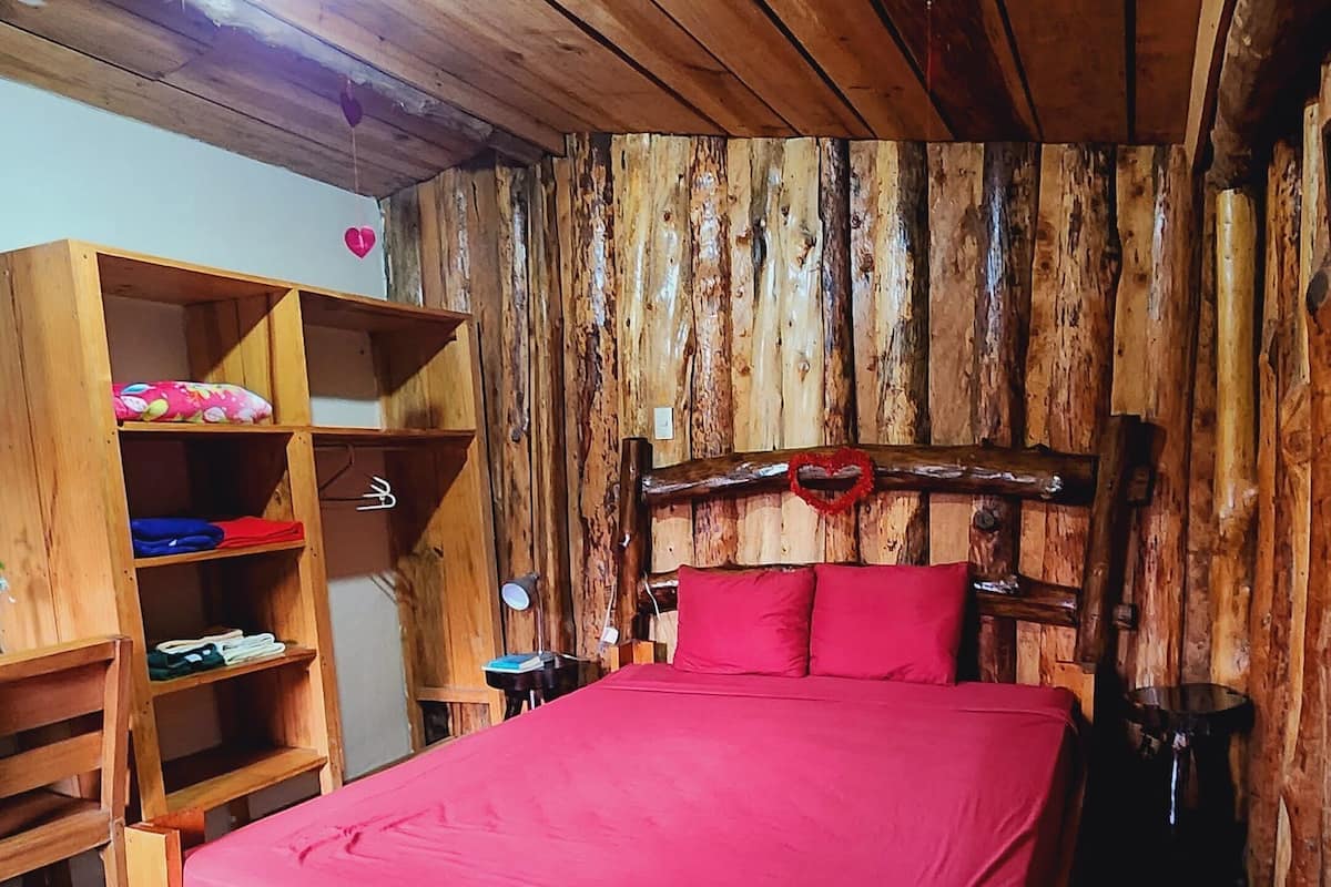 Chalet rustique pour lune de miel | Ameublement unique, bureau, espace de travail pour ordinateurs portables